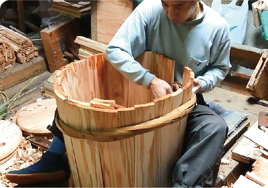 日本の伝統・伝承の技「樽丸」「製樽」「樽添え」